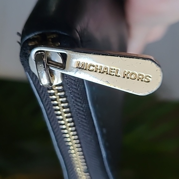 Michael Kors Leather Wallet ❤️ - Picture 8 of 8